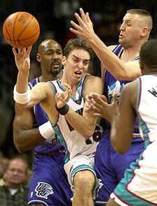 Pau Gasol lucha con Greg Ostertag y Karl Malone del Utah Jazz durante el partido.