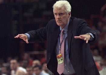Lolo Sainz, en una foto de archivo de 2002 dirigiendo a la selección nacional de baloncesto