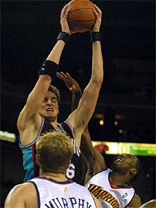 Gasol captura un rebote, en un instante del partido entre Memphis y Golden State.