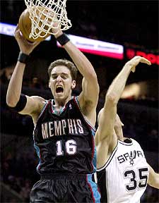 gasol atrapa un rebote ante Danny Ferry en un momento del partido.