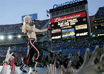 La cantante de  No doubt , en un momento de su actuación en el show del descanso.