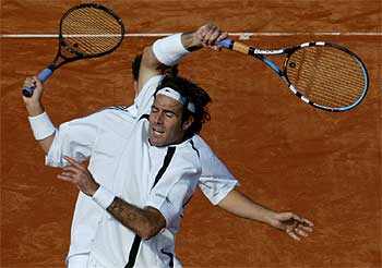 Corretja y Costa pugnan por devolver una bola, en un instante del partido.