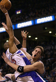 El español pelea un balón con Vince Carter.