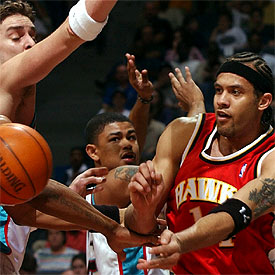 El jugador de los Hawks Ira Newble pierde un pase ante la férrea defensa de Gasol.