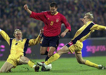 Gusin y Voronin intentan frenar un avance de Baraja en un instante del partido.