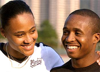 Marion Jones, en una foto de archivo junto a su actual pareja, Tim Montgomery.
