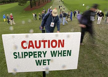 Los aficionados abandona el Augusta National tras suspenderse la jornada.