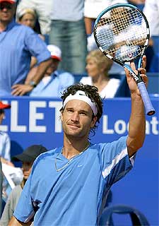 Carlos Moyà celebra su victoria en cuartos de final.