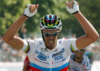 Cipollini celebra su victoria en la novena etapa del Giro.