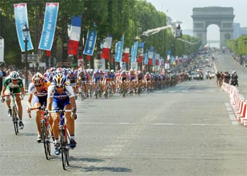 Imagen de la llegada de la carrera el 28 de julio del año pasado a los Campos Elíseos de París.