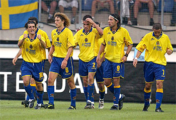 Los jugadores del Villarreal celebran el segundo gol de su equipo ante el Heerenven.