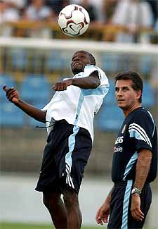 Makelele cabacea un balón en presencia de Queiroz en la sesión de esta tarde.