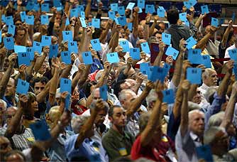 Los socios del equipo catalán dan su apoyo a Laporta en la asamblea de hoy.