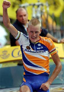 Rasmussen celebra su triunfo en la meta de Cauterets.