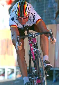 El corredor alemán hace un último esfuerzo para vencer en el 'sprint' de Cuenca.