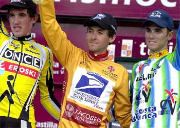 Roberto Heras (centro), acompañado en el podio por Isidro Nozal (izqda) y Alejandro Valverde