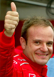 El brasileño Rubens Barrichello celebra su 'pole position' para la carrera de mañana.