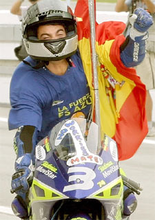 El piloto saluda tras conquistar el título.