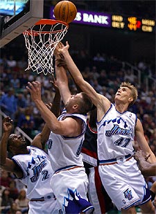 Los jugadores del Utah Jazz Andrei Kirilenko, Greg Ostertag y DeShawn Stevenson luchan por un rebote.