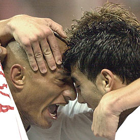 Los jugadores del Sevilla Dario Silva y Reyes celebran el gol del primero.