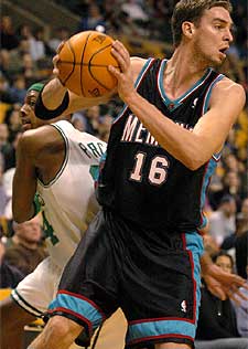 Gasol se lleva el balón ante Paul Pierce, de los Celtics de Boston.