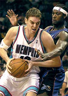 Pau Gasol defiende el balón ante el jugador de los Wizards Kwame Brown.