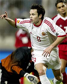 Iniesta celebra el primer gol de España en la eliminatoria contra Canadá, que ha acabado con un 1-2 en el marcador.