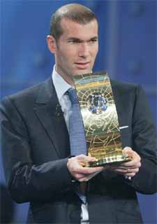 Zidane sostiene el trofeo 'FIFA World Player 2003' en el acto celebrado en la ciudad suiza de Basilea.