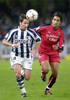 López Rekarte (izqda) lucha un balón con Óscar Sanchez.