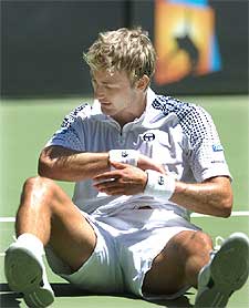 Ferrero se mira el codo derecho durante su partido contra el italiano Volandri.