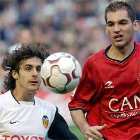 Pablo Aimar (izqda) pugna por un balón con el jugador de Osasuna Antonio López.