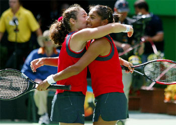 Ruano y Suárez se abrazan tras lograr el triunfo en el Abierto de Australia.