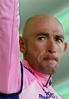Marco Pantani, en el podio del Tour tras ganar una etapa en julio de 1998.