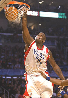 Shaquille O'Neal anota durante el encuentro.