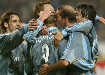 Ronaldo recibe la felicitación de sus compañeros tras marcar un gol al Espanyol.