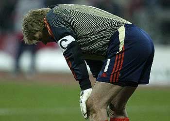 Oliver Kahn, muy 'tocado' tras el garrafal fallo que le dio el empate al Real Madrid.