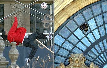 Ronaldinho ejecuta una 'chilena', con las consecuencias que se pueden observar a la derecha.