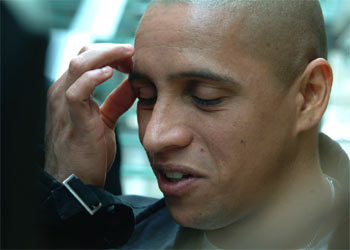 El defensa brasileño del Madrid, Roberto Carlos, hoy en la sede de la UEFA.