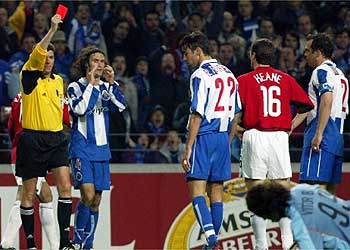 Roy Keane, expulsado en el partido de ida de los octavos de final ante el Oporto por pisar a Vitor Baia.