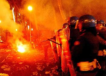 Enfrentamiento entre la Policía y seguidores violentos en los alrededores del estadio Olímpico de Roma.