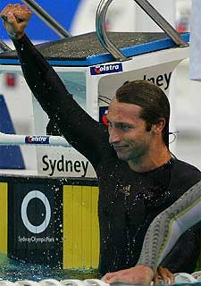 Ian Thorpe celebra su victoria en los 200 metros libres en Sydney.