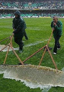 El partido tuvo que suspenderse por la lluvia que cayó sobre el Ruiz de Lopera.