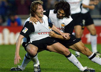 Mista celebra con Ayala el segundo gol del Valencia.
