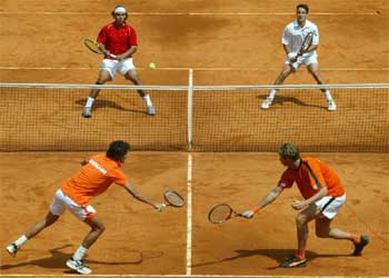 Van Lottum (dcha) y su compañero Verkerk devuelven un golpe a la pareja formada por Nadal y Robredo.