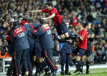 Los jugadores de Osasuna celebran uno de los tres goles con los que han derrotado al Madrid en el Bernabéu.