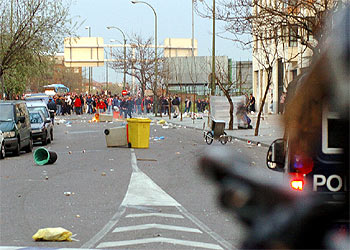 Una treintena de heridos en los enfrentamientos entre aficionados de ambos equipos