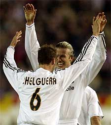 Helguera, de espaldas, y Beckham celebran el segundo tanto madridista.