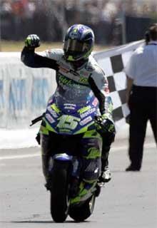 Sete Gibernau celebra su triunfo en el circuito de Le Mans.