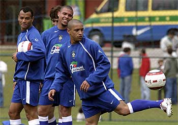 Roberto Carlos, junto a Ronaldo, durante un entrenamiento de la selección brasileña.