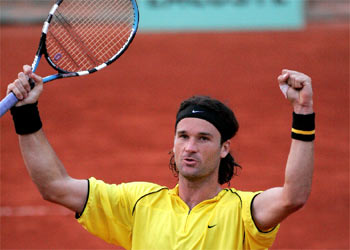 Carlos Moyá celebra su victoria sobre Robredo.
